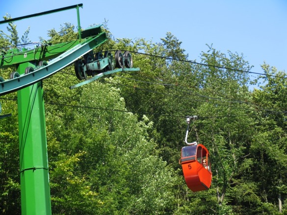 Rote Gondel der Waldecker Bergbahn auf der Fahrt ins Tal