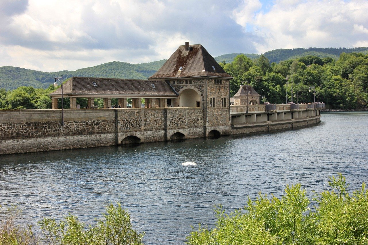 Sperrmauer des Edersees, davor Wasser